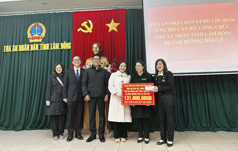 TÒA ÁN THÀNH PHỐ HỒ CHÍ MINH THĂM HỎI, TẶNG QUÀ CÁN BỘ CÁC TÒA ÁN MIỀN TRUNG BỊ THIỆT HẠI DO BÃO LŨ